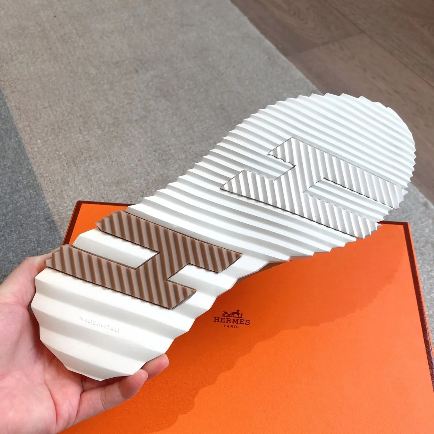Bouncing sneaker