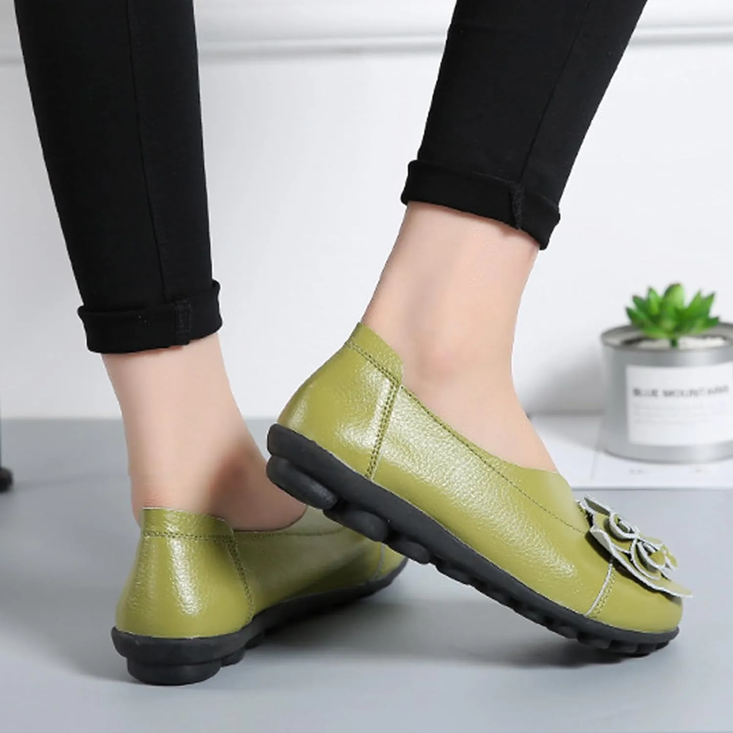 NEKGNL Women's Genuine Leather Flowers Loafers Comfortable Round Toe Soft Bottom Slip On Driving Flats Lightweight Non-Slip Mom Nurse Walking Shoes